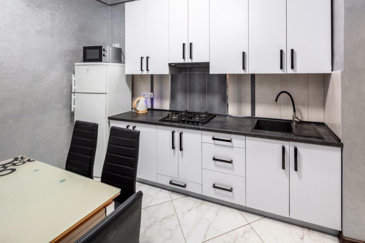 With 2 Bedroom Near Opera House Gorodotska 27 Str With Parking Apartment *