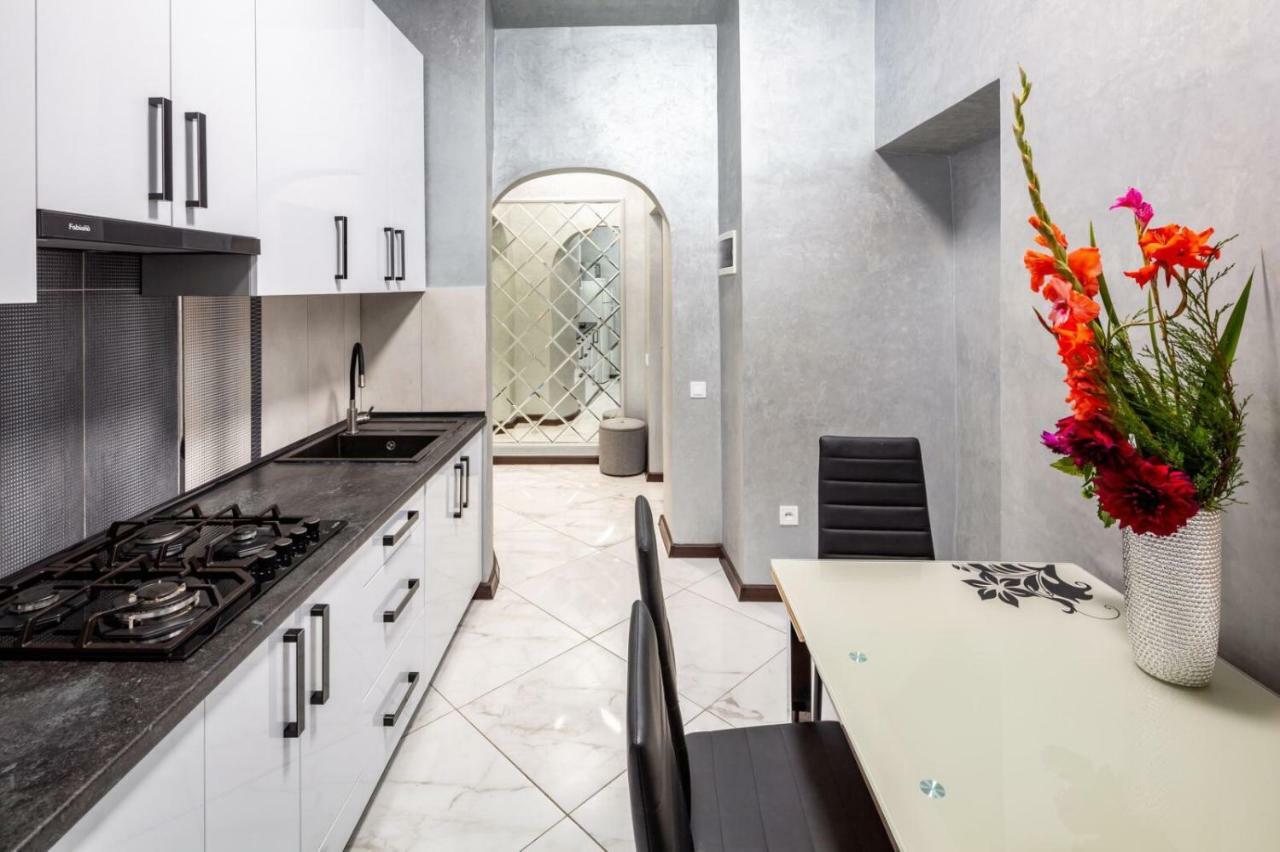 With 2 Bedroom Near Opera House Gorodotska 27 Str With Parking Lviv