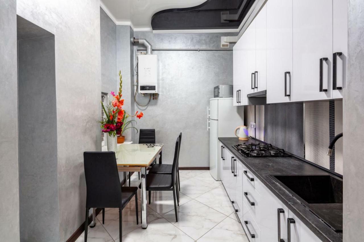 With 2 Bedroom Near Opera House Gorodotska 27 Str With Parking Apartment